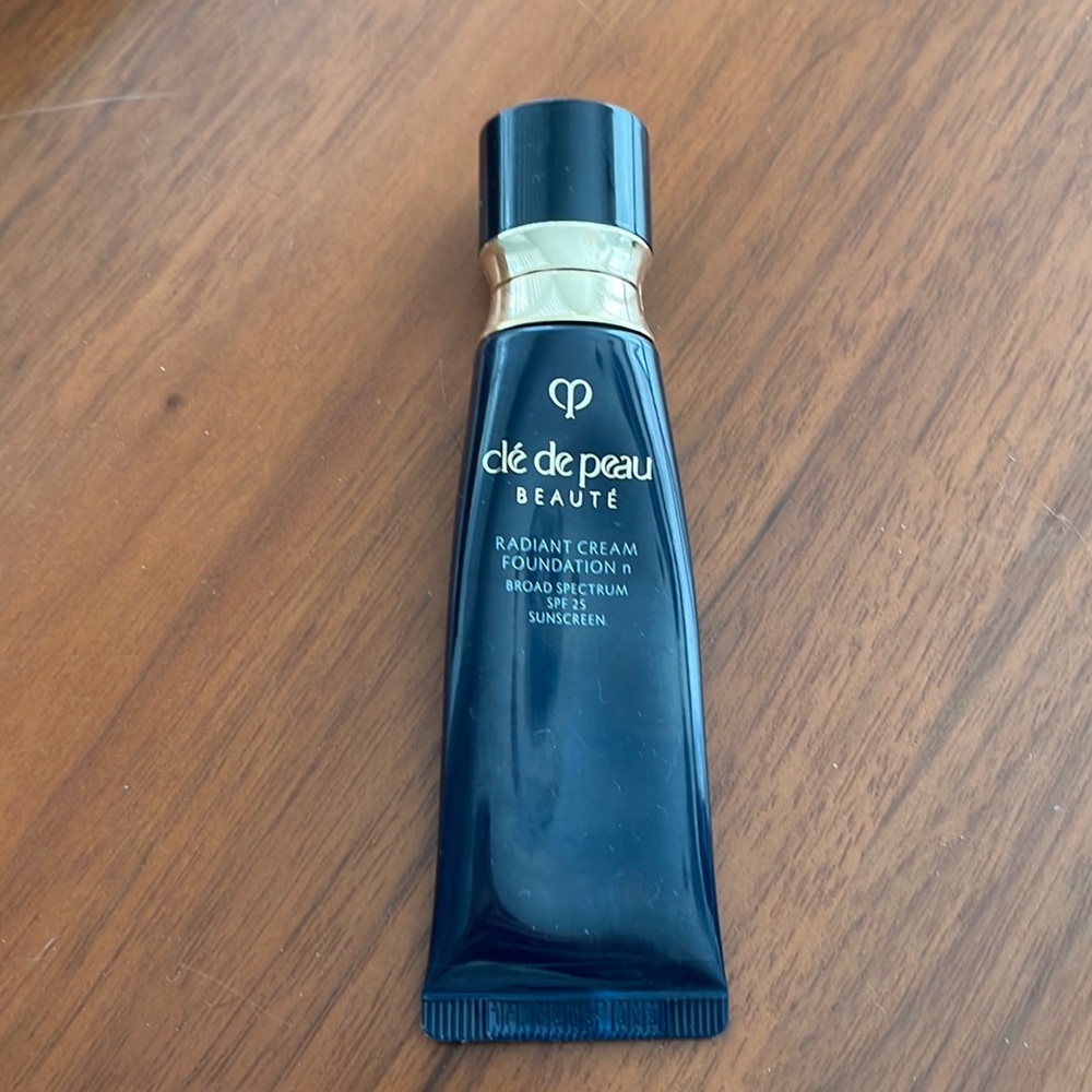 Cle de peau radiant cream foundation